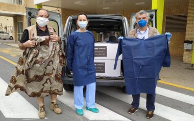 Benidorm entrega al Hospital Comarcal 1.500 batas confeccionadas por modistas y voluntarios