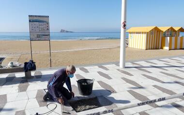 El Ayuntamiento sustituye las baldosas dañadas del Paseo de Levante