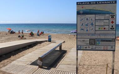 Benidorm instalará sensores en buena parte de los lavapies de las playas para evitar que se accionen manualmente 