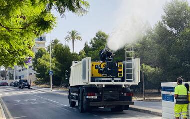 Benidorm incorpora un cañón nebulizador para desinfectar las calles de forma rápida 