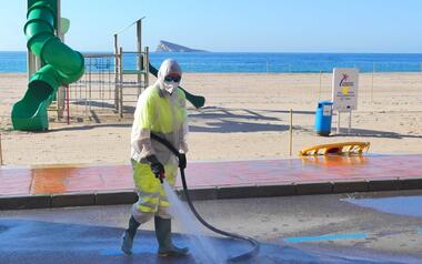 Benidorm refuerza el servicio de limpieza en verano con más personal y maquinaria