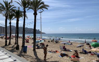 Aforament complet en la primera jornada d'accés a la platja de Llevant amb reserva de parcel·la
