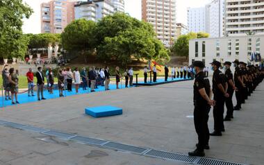 The mayor attends the presentation of the new National Police trainees