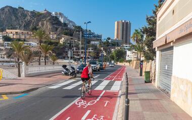 El rojo pinta también el carril bici de Vicente Llorca Alós