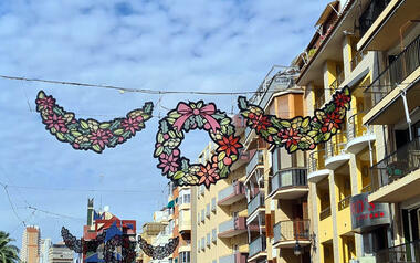 Benidorm advances the assembly of the Christmas lighting at the request of the merchants...