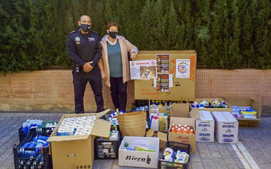 The Socio Cultural Association of the Local Police delivers batches of hygiene products to Cáritas Benidorm...