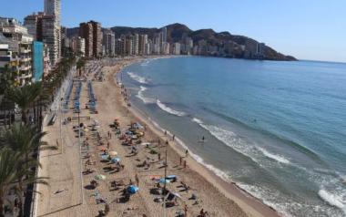 Ciudadanos pide reducir las hamacas en Levante este verano para disponer de más parcelas gratuitas y evitar reservas telemáticas