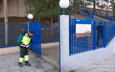 El servici ordinari de neteja reforça la desinfecció manual de tots els barris...