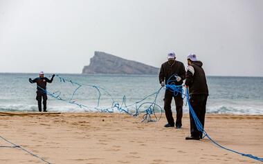 Benidorm reobri àrees de joc infantils i zones biosaludables i inicia la parcel·lació de les seues platges...