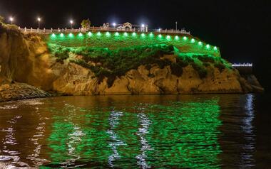 Benidorm celebra el Saint Patrick's Day tenyint de verd Ajuntament, Castell i Tossal...