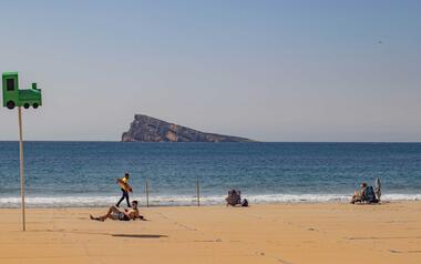 Benidorm refuerza el dispositivo informativo de las playas con el personal del programa ECOVID