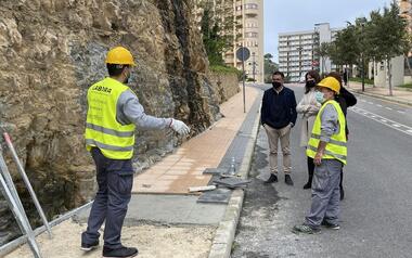 Personal del Taller d'Ocupació 'Benidorm IX' actua en la millora d'accessibilitat de la part alta del Racó...