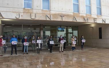 Minuto de silencio en Benidorm en memoria de la mujer asesinada el lunes en Ceuta