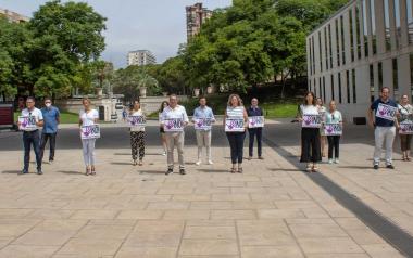 Minuto de silencio en la puerta del Ayuntamiento de Benidorm.