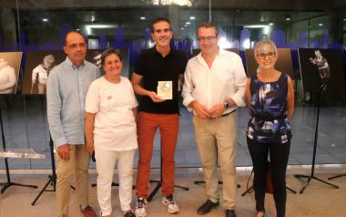El Espai d’Art del Ayuntamiento acoge la muestra de AFA Marina Baixa ‘Me llamo, me llaman’ para sensibilizar sobre las demencias  