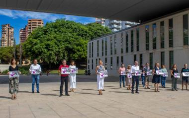 Minuto de silencio en el Ayuntamiento de Benidorm.