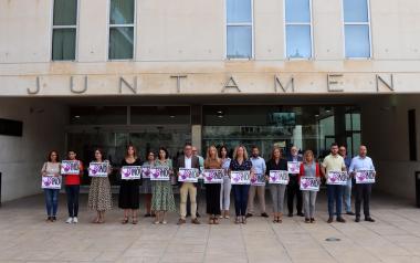 Minuto de silencio para condenar los dos últimos crímenes machistas en Roquetas de Mar y Moaña