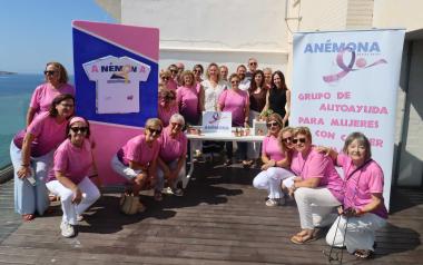 La isla, el mar y el color blanco protagonizan la nueva camiseta solidaria de Anémona contra el cáncer de mama
