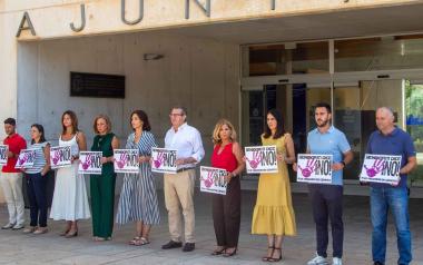 Minuto de silencio en repulsa del crimen machista de una mujer de 34 años en Badajoz 