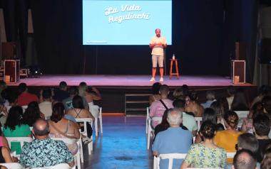 Unas 400 personas se dan cita en el Óscar Esplá para el show ‘La vida regulinchi’ de Daniel Fez
