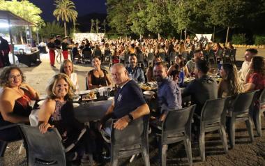 El ‘Sopar d’Estiu del Roser’ reúne a unos 300 comensales en la Ermita de Sanz