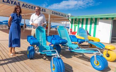 Benidorm incorpora tres sillas anfibias infantiles para los puntos de playas accesibles