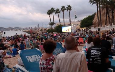 El público vuelve a llenar el Mal Pas en la segunda sesión de ‘Cine en la playa’