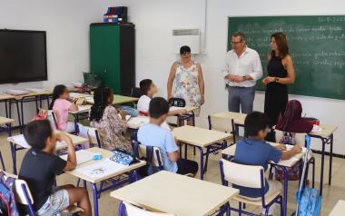 El Ayuntamiento adapta aulas para incorporar los 115 nuevos paneles digitales suministrados por la Conselleria 