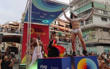 El multitudinario desfile del Benidorm Pride inunda la ciudad de colorido y diversión 