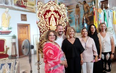 La Hermandad del Rocío impone a María del Carmen Amador la medalla de hermana mayor
