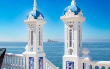 Una exposición, un nuevo plano turístico y una suelta de tortugas completan la celebración del Día del Turismo en Benidorm