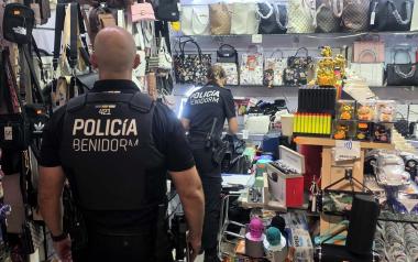 La Policía Local de Benidorm interviene más de 3.000 artículos falsificados en 9 establecimientos