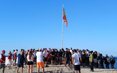 Más de 130 personas participan en la limpieza ambiental organizada en las calas de Benidorm por el aniversario de Serra Gelada