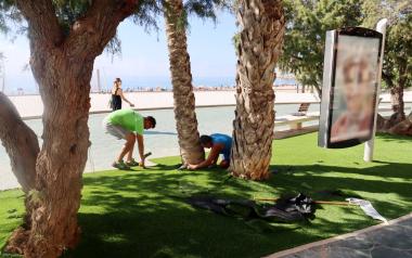 Benidorm avanza en la mejora paisajística del Paseo de Poniente con la instalación de islas de césped artificial y más de 3.000 nuevas plantas