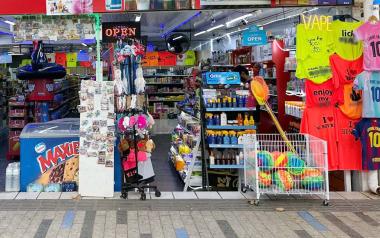 Benidorm inicia una campaña de inspección contra la exposición de artículos con contenido ofensivo en comercios y escaparates