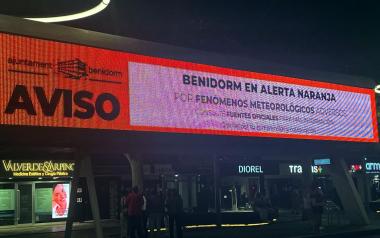 Benidorm activa el sistema de alertas a la población a través de la red municipal de pantallas ante la alerta naranja por lluvias