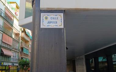 Benidorm inicia la segunda fase de reposición de las placas del callejero en el casco urbano  
