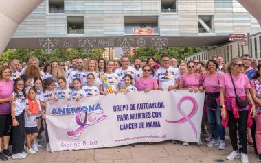 Más blanca que nunca, la ‘marea rosa’ de Anémona recorre solidaria Benidorm