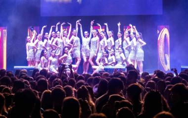 Miles de peñistas disfrutan en el Julio Iglesias con el Concurso de Playbacks