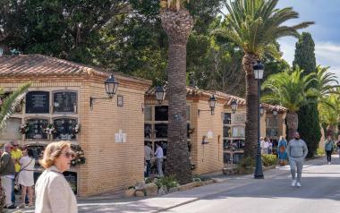 Cementerios informa de los servicios y horarios especiales de autobús con motivo de Todos los Santos