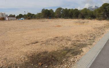El Ayuntamiento incrementa las plazas de aparcamiento en el Cementerio de Sant Jaume por Todos los Santos
