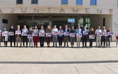 Benidorm guarda un minuto de silencio como muestra de condena hacia el último crimen machista cometido en Moguer (Huelva)