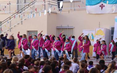 Miles de peñistas toman esta noche las calles de Benidorm en la ‘Entrada de les Penyes’ a horas del inicio oficial de las Fiestas