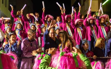Benidorm vive una noche de alegría y color con la multitudinaria ‘Entrada de Penyes’