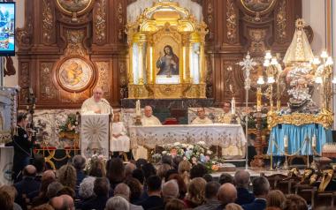 Benidorm celebra el día grande de la Mare de Déu con una multitudinaria misa y una mascletà atronadora