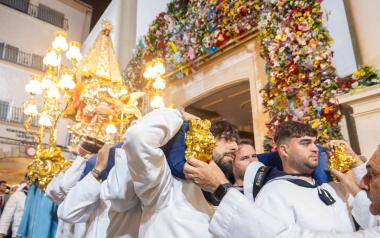 Una procesión llena de fe y emoción rinde homenaje a la patrona de Benidorm