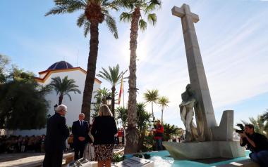 Benidorm rinde recuerdo a los difuntos y vibra al mediodía con una atronadora mascletà