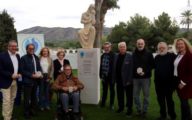 El Doble Amor homenajea a sus fundadores con el traslado de la estatua de la Virgen y la remodelación del jardín 