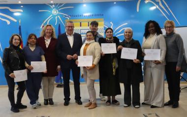 Dieciocho personas reciben sus diplomas tras participar en la Escuela de Acogida de Benidorm