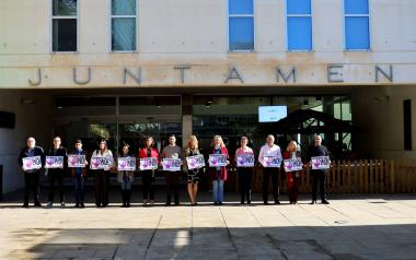 Benidorm guarda silencio para condenar los crímenes machistas de dos mujeres de 60 y de 25 años en Málaga